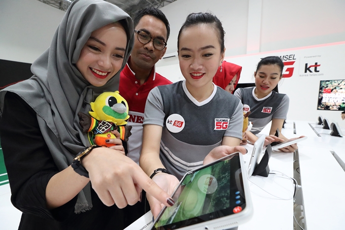 Visitors of the Asian Games 2018 Jakarta-Palembang learn about 5G telecommunication speeds and home-grown Korean IT, during the opening ceremony of the Korea 5G Experience Center in Jakarta on Aug. 15.